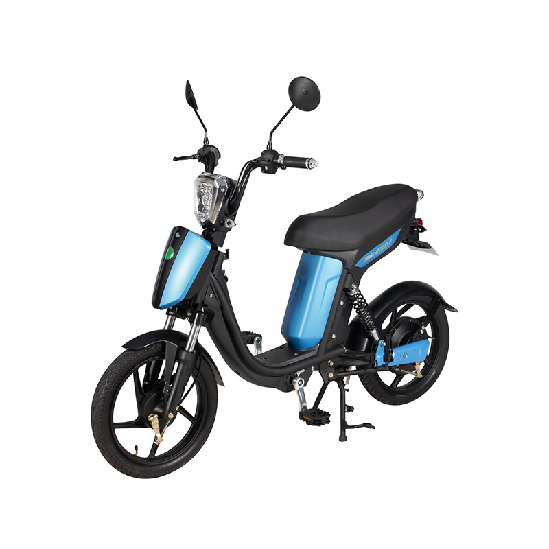 Hoe verhoudt de windbescherming die de kuip van de Versatile Motorcycle biedt zich tot andere motorfietsen die zijn ontworpen voor lange afstanden op meerdere terreinen?